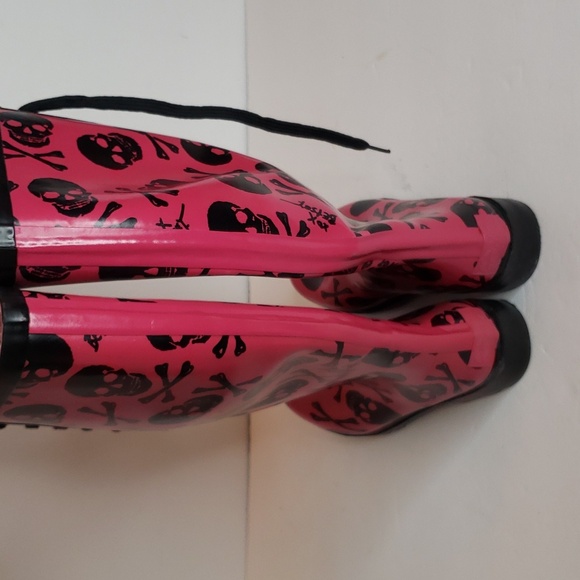 Betsey Johnson Pink & Black Skull Rubber Rain Boots Size 6 - Picture 6 of 12